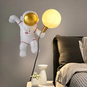 LunarGlow – Floating Astronaut Table Lamp
