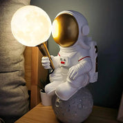 LunarGlow – Floating Astronaut Table Lamp